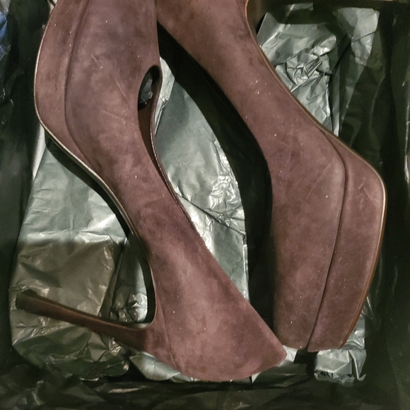 YSL Gisele Suede Platform Pump - Picture 2 of 16